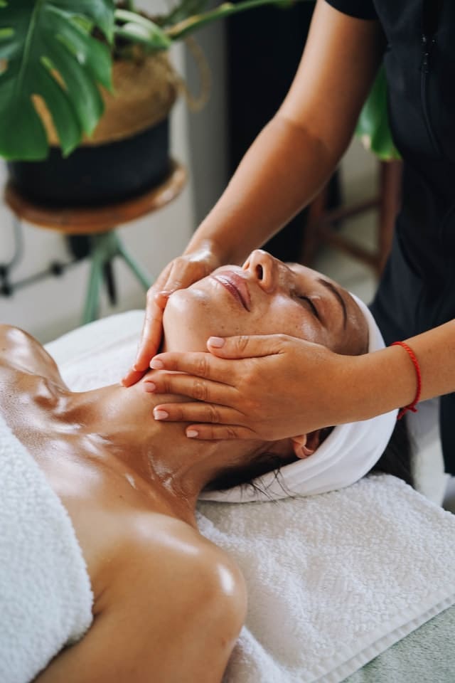 Facial lymphatic massage