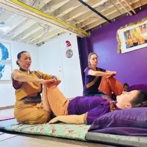 Massage thaïlandais de réflexologie plantaire